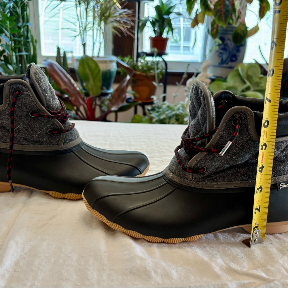 New with Tags! Skechers Black and Gray Winter Boots with Waterproof Base - Picture 8 of 9